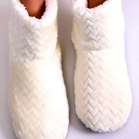 NEW Chevron Plush Lined Slipper Boots White - Picture 4 of 4